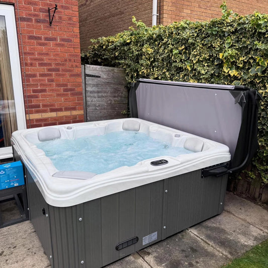 River 5 seater 13amp plug and play hot tub