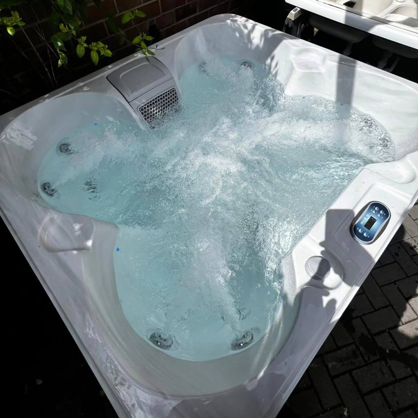 Coral 4 seater 13Amp plug and play hot tub