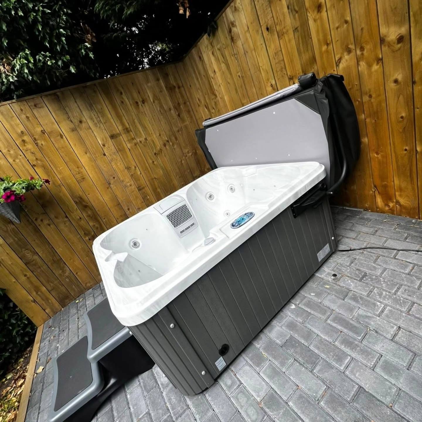 Coral 4 seater 13Amp plug and play hot tub