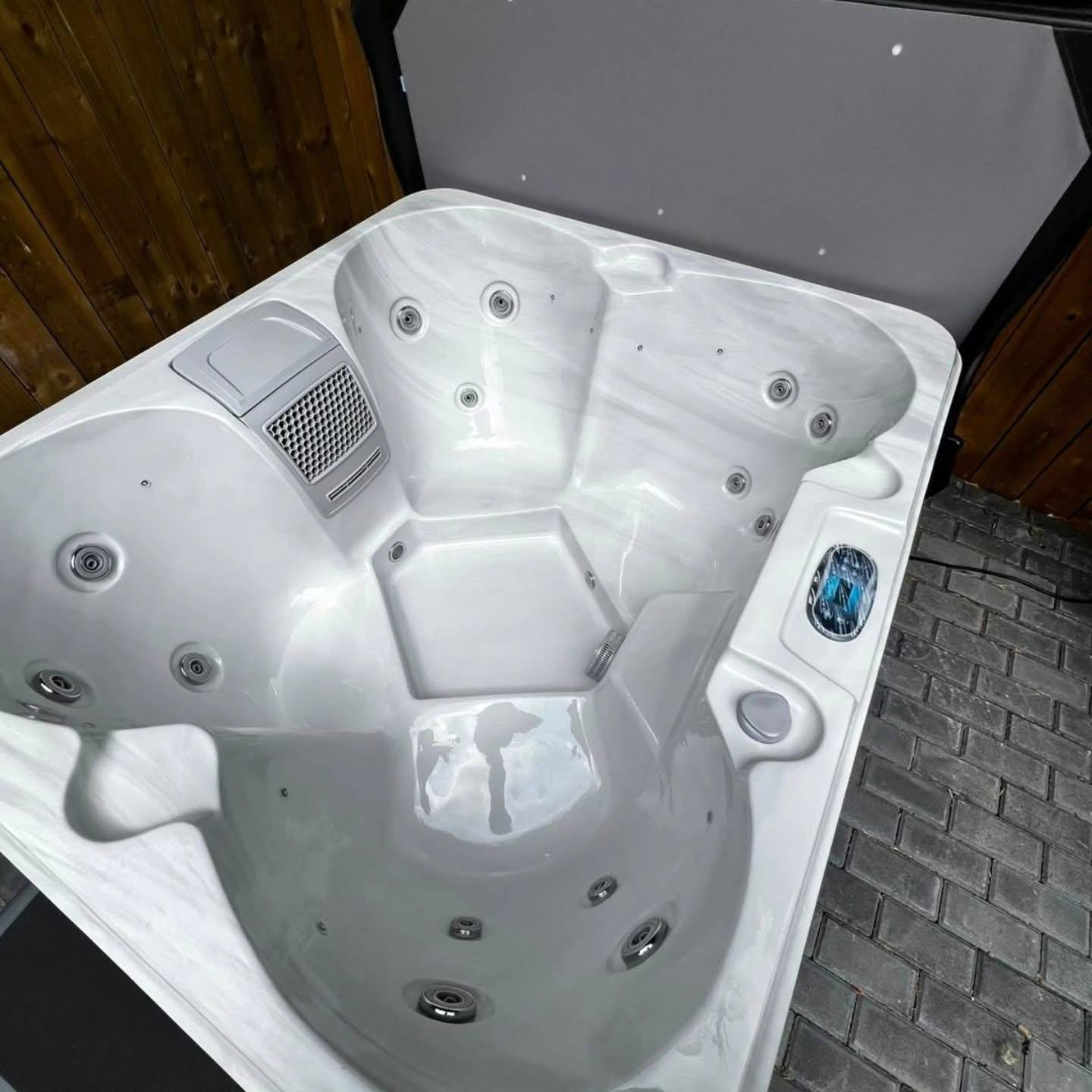 Coral 4 seater 13Amp plug and play hot tub