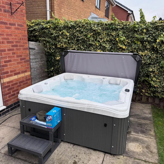 River 5 seater 13amp plug and play hot tub