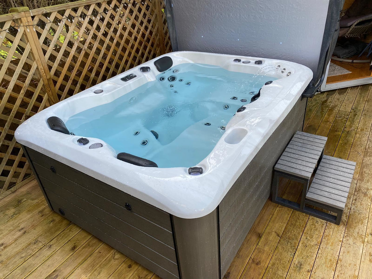EarthSpas Kouri – Compact Luxury Dual‑Lounge Hot Tub Big relaxation, perfect for smaller gardens