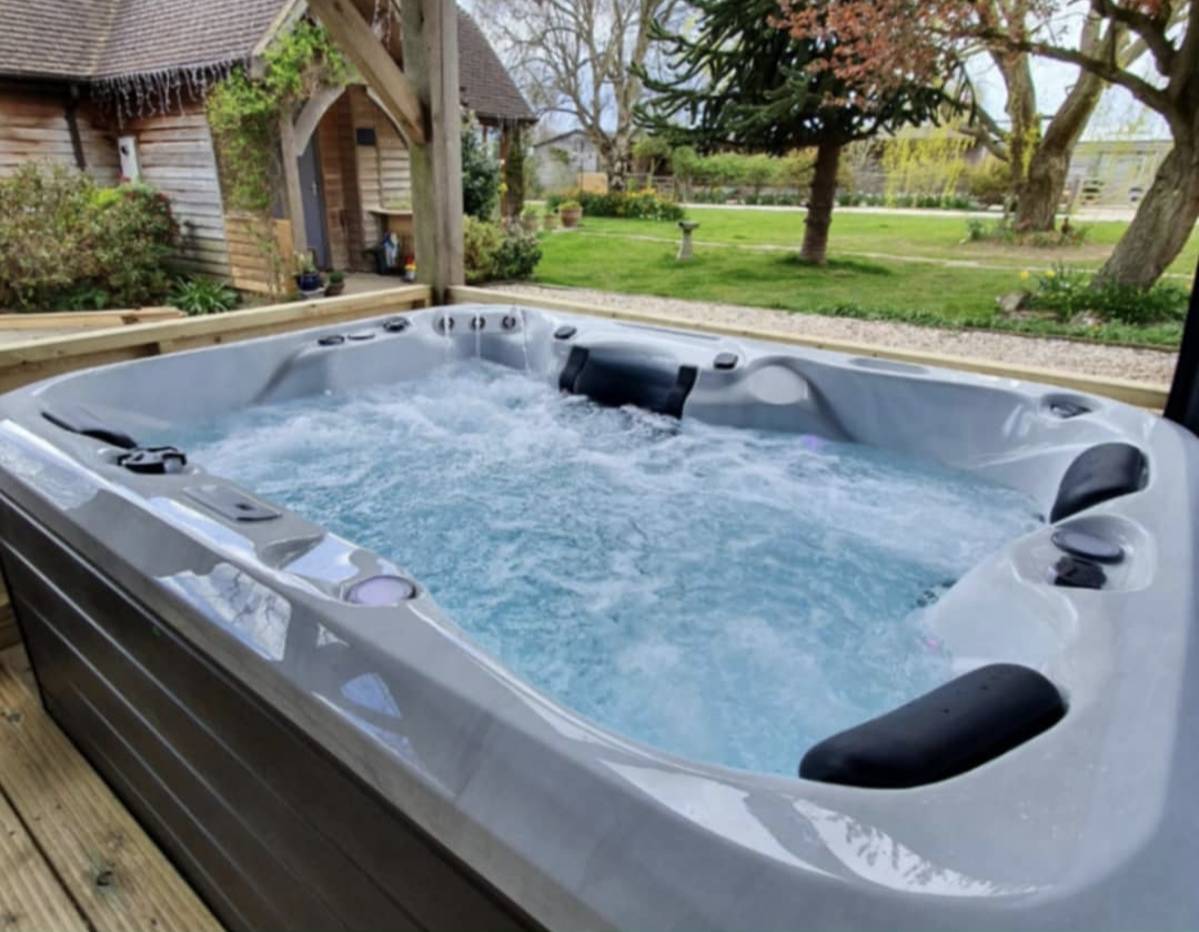 EarthSpas Kouri – Compact Luxury Dual‑Lounge Hot Tub Big relaxation, perfect for smaller gardens